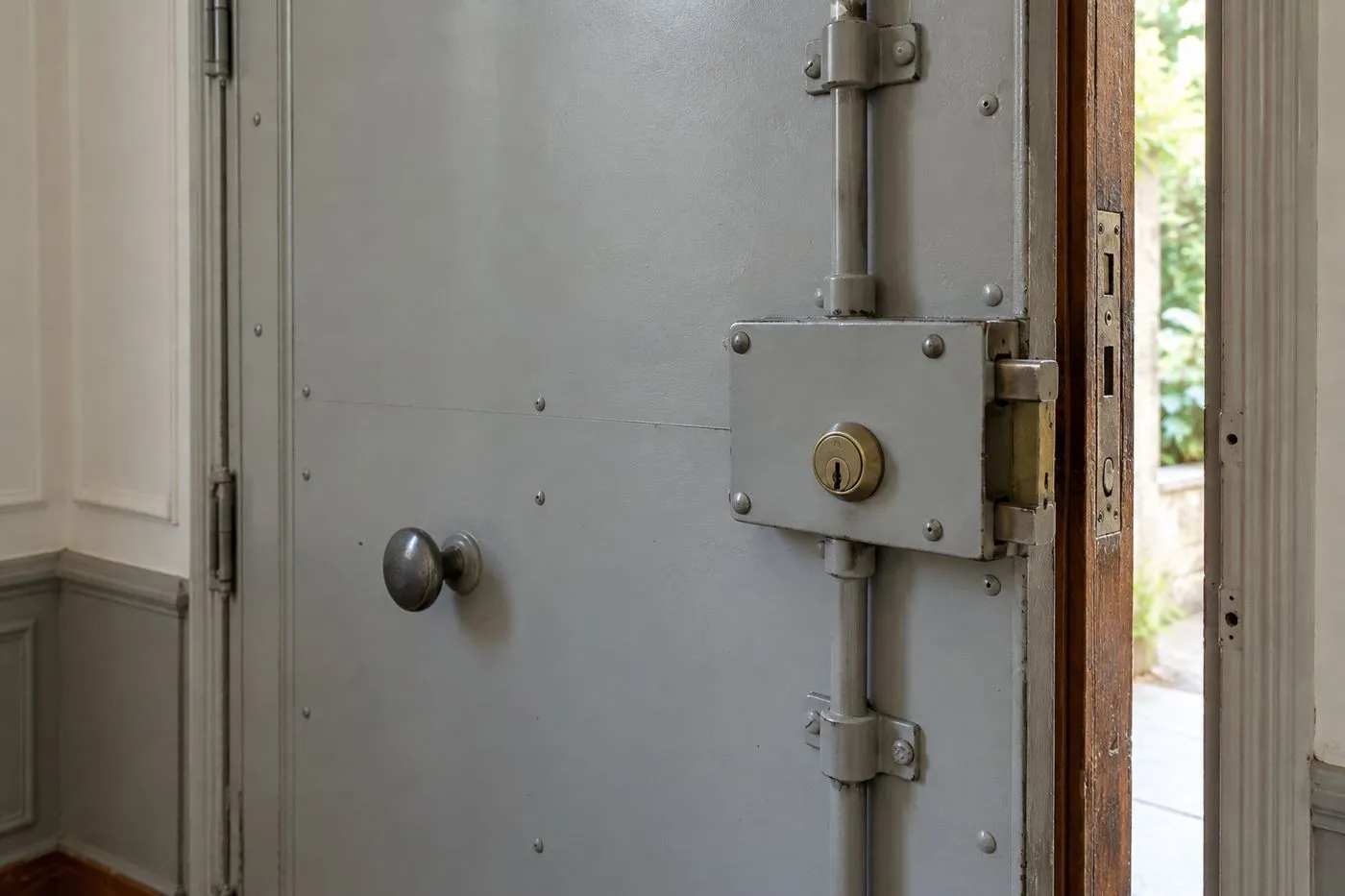 Porte d'entrée en bois blindée côté intérieur avec tôle d'acier et serrure multipoints en applique